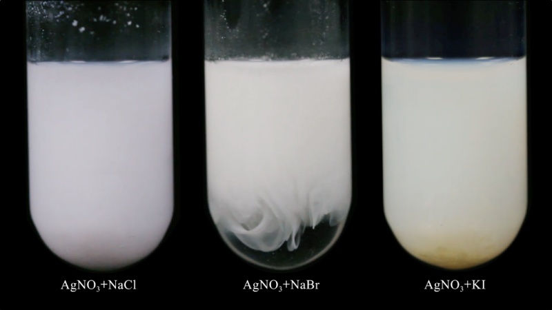 溴离子和碘离子反应,生成白色的氯化银,浅黄色的溴化银和
