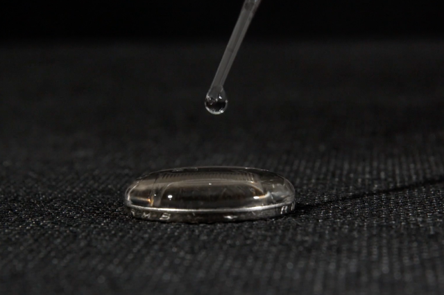 硬币#滴管#滴水#硬币装水 演示实验,展示一枚硬币上能容纳多少滴 .